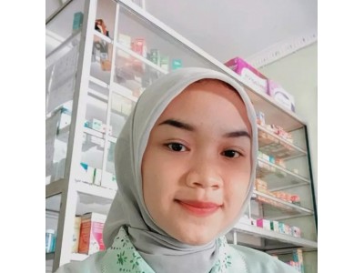 Jihannaz Firdamaya bekerja di Apotek Ngadiluweh 